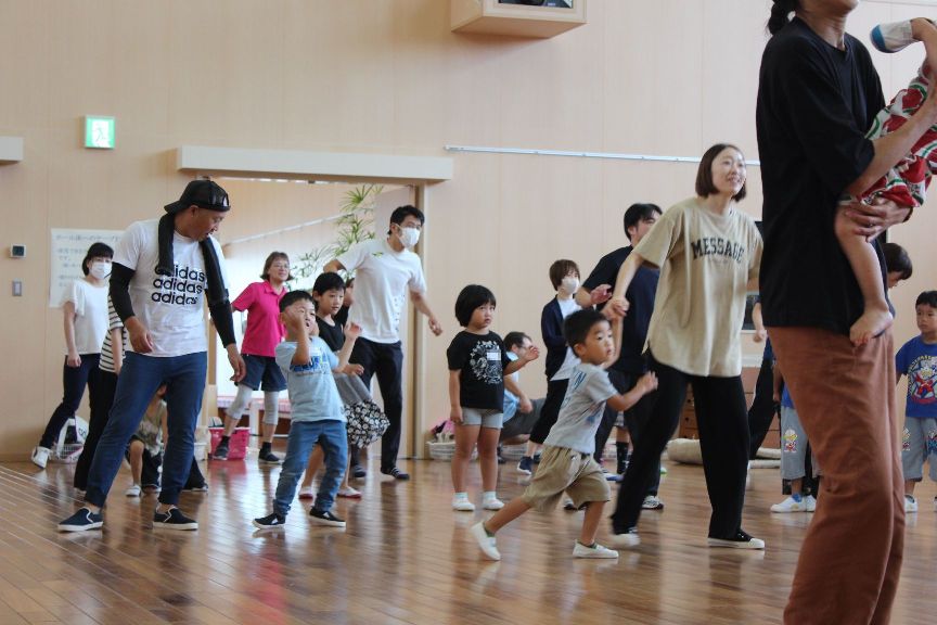 親子でダンスを踊る