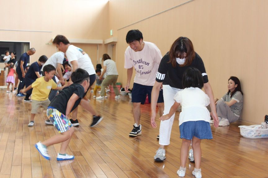 お互いの膝をタッチしたほうが勝ちという遊び