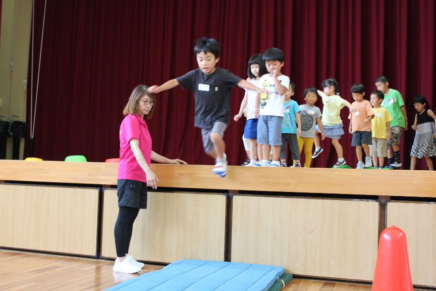 サーキット遊びの飛び降りジャンプをする子ども