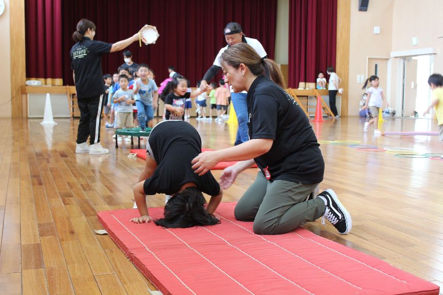 サーキット遊びのマット運動をする子ども