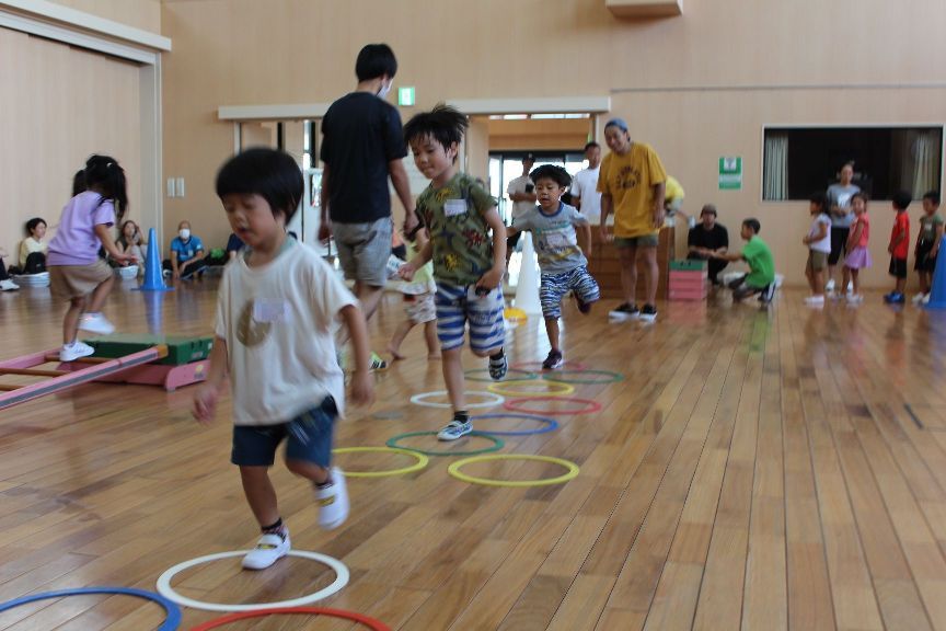 サーキット遊びのケンケンパをする子ども