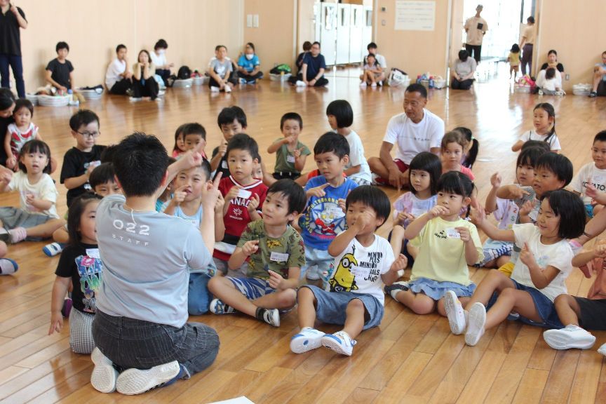 歌いながら手の動きを加える遊びをする子どもたち