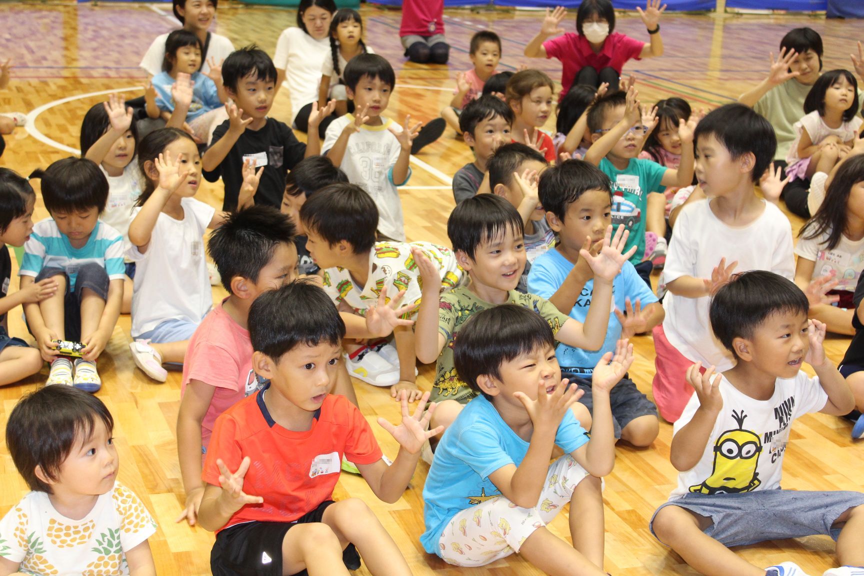 手遊び歌をする子どもたち