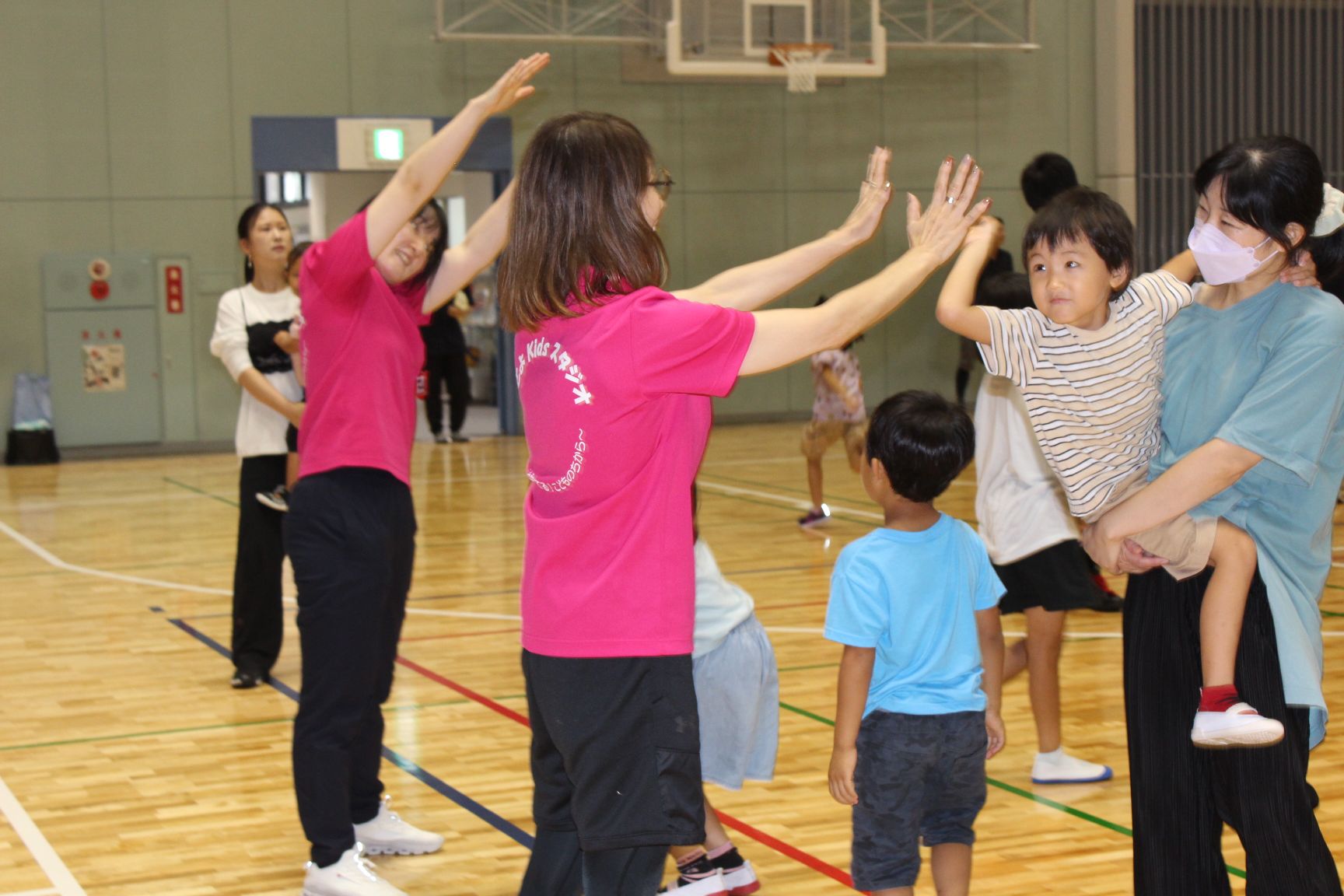 スタッフとハイタッチをする子どもたち