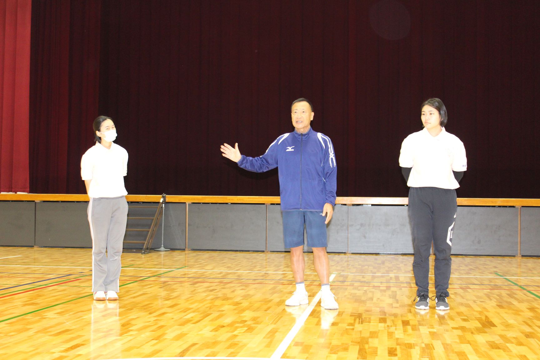 清水先生が学生のお姉さん2名を紹介