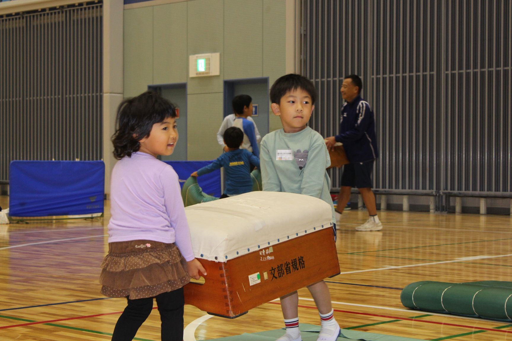 用具の片づけをする