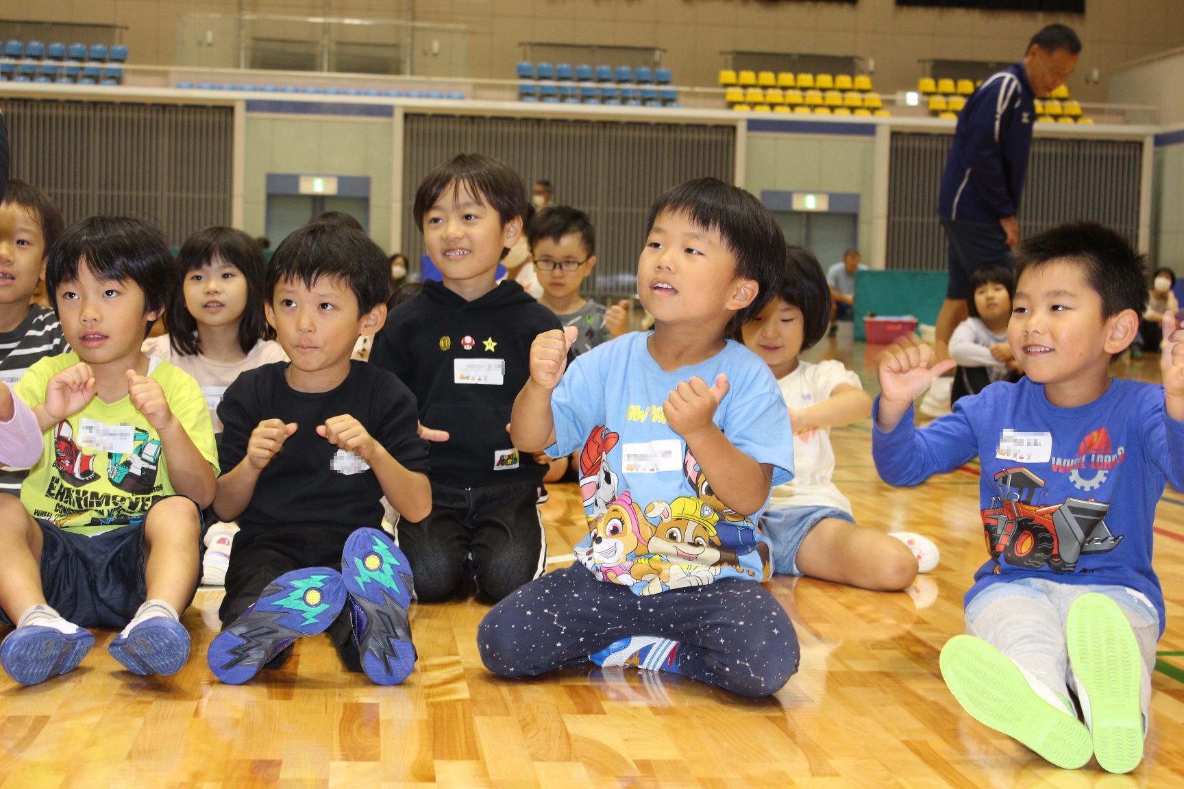 手遊びをする子どもたち