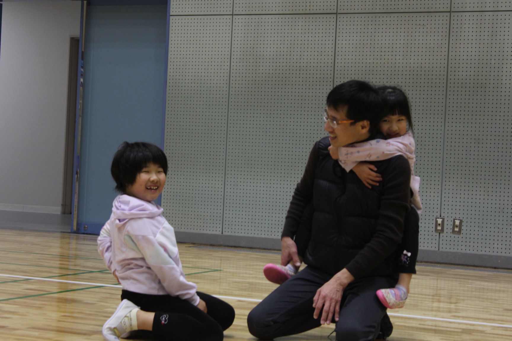 親子遊び運動をする親子