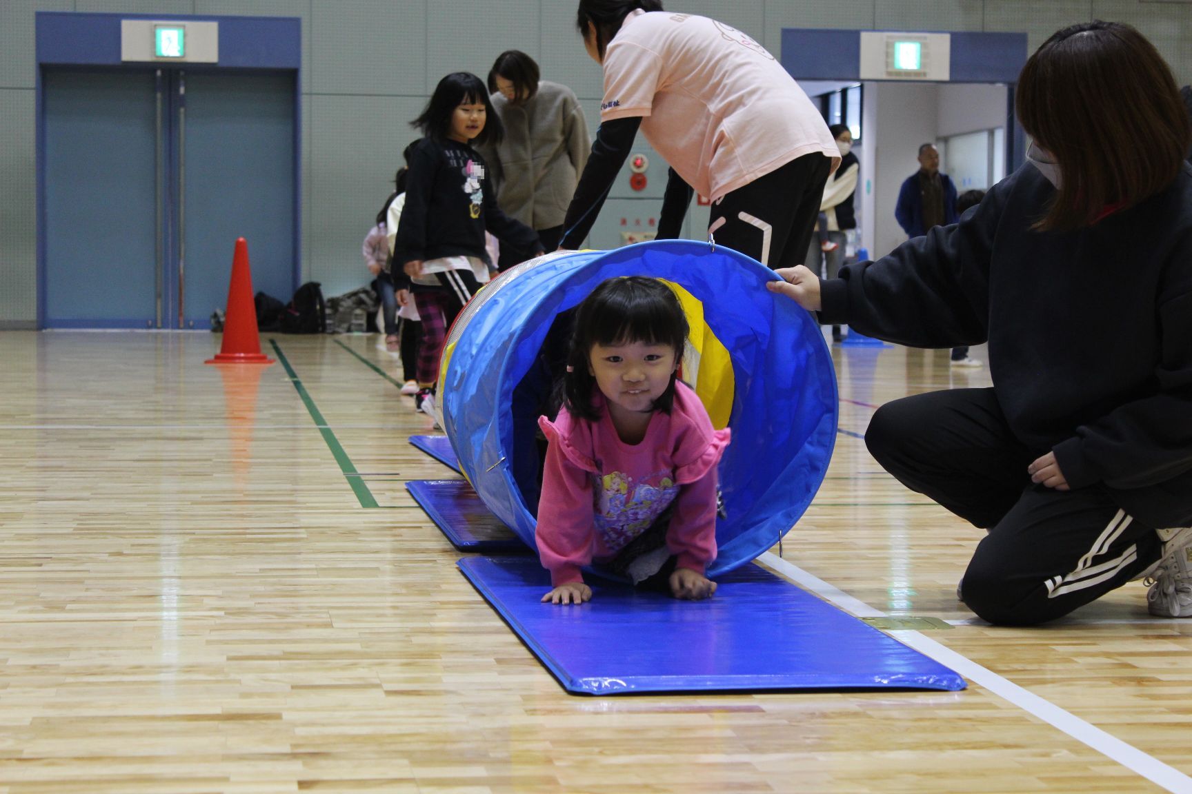 サーキット遊び トンネルくぐり