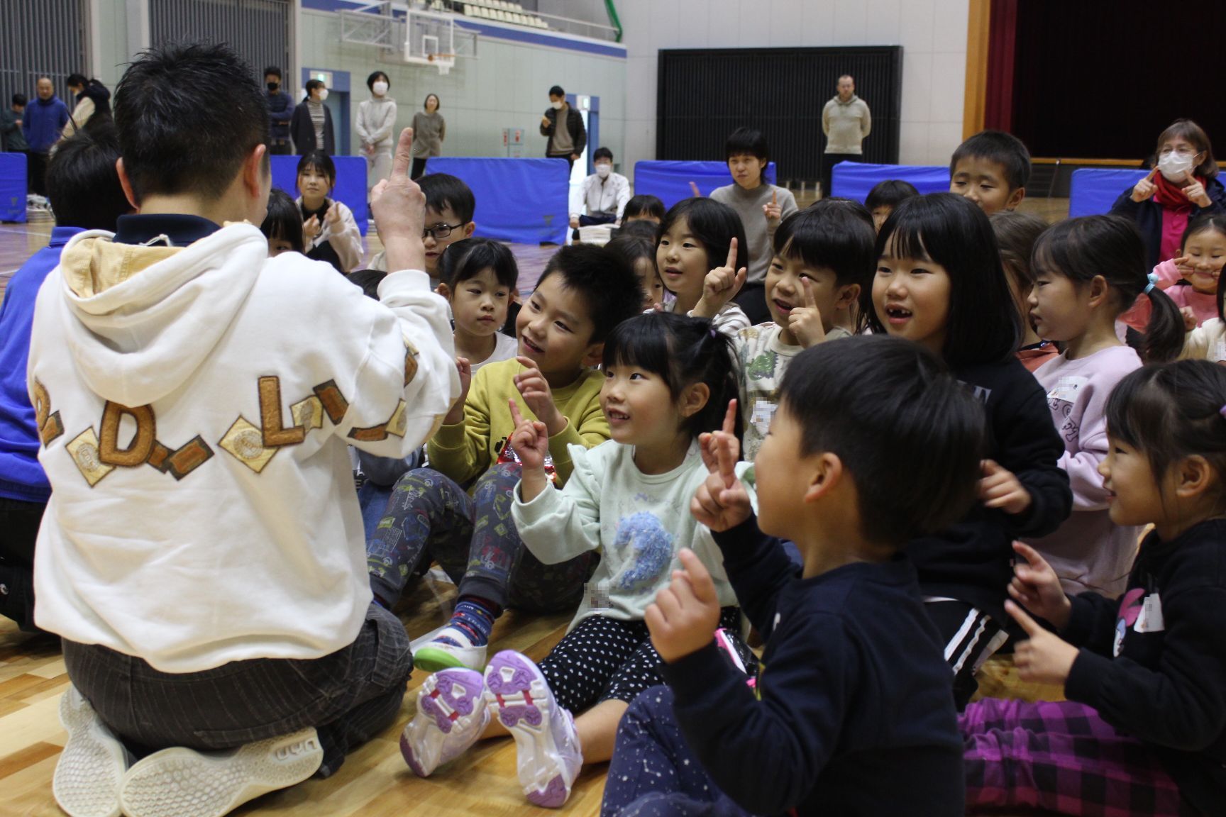 手遊び歌を楽しむ子どもたち