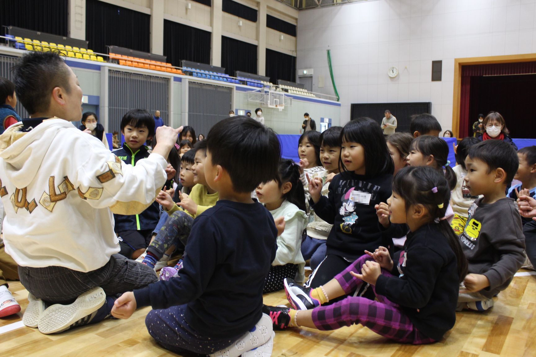 手遊び歌を楽しむ子どもたち