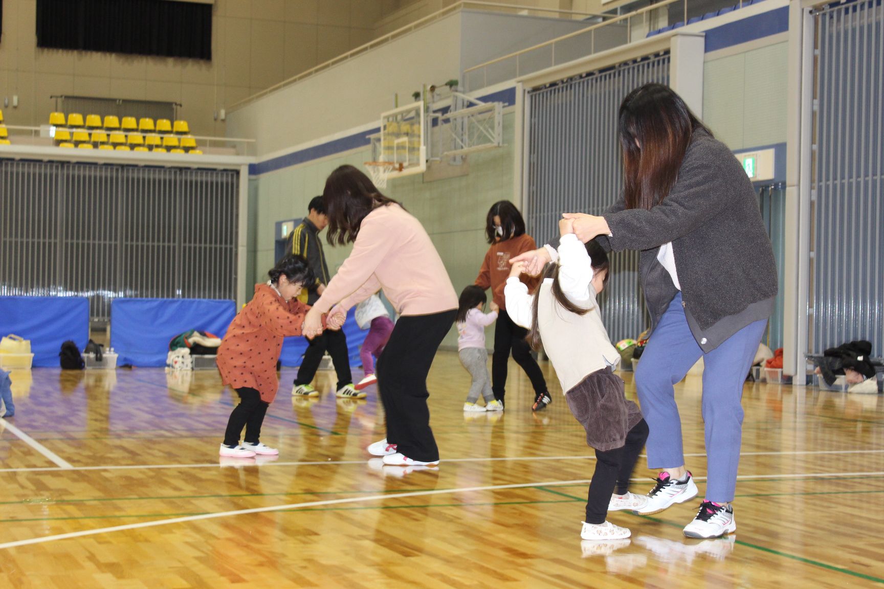 親子遊び運動をする親子