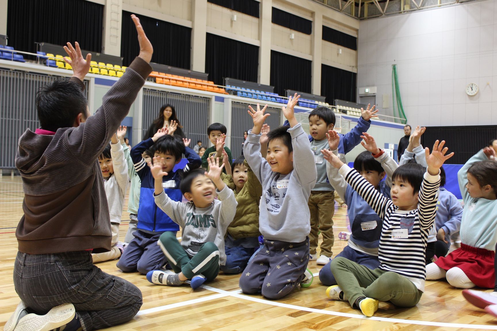 手遊び歌を楽しむ子どもたち