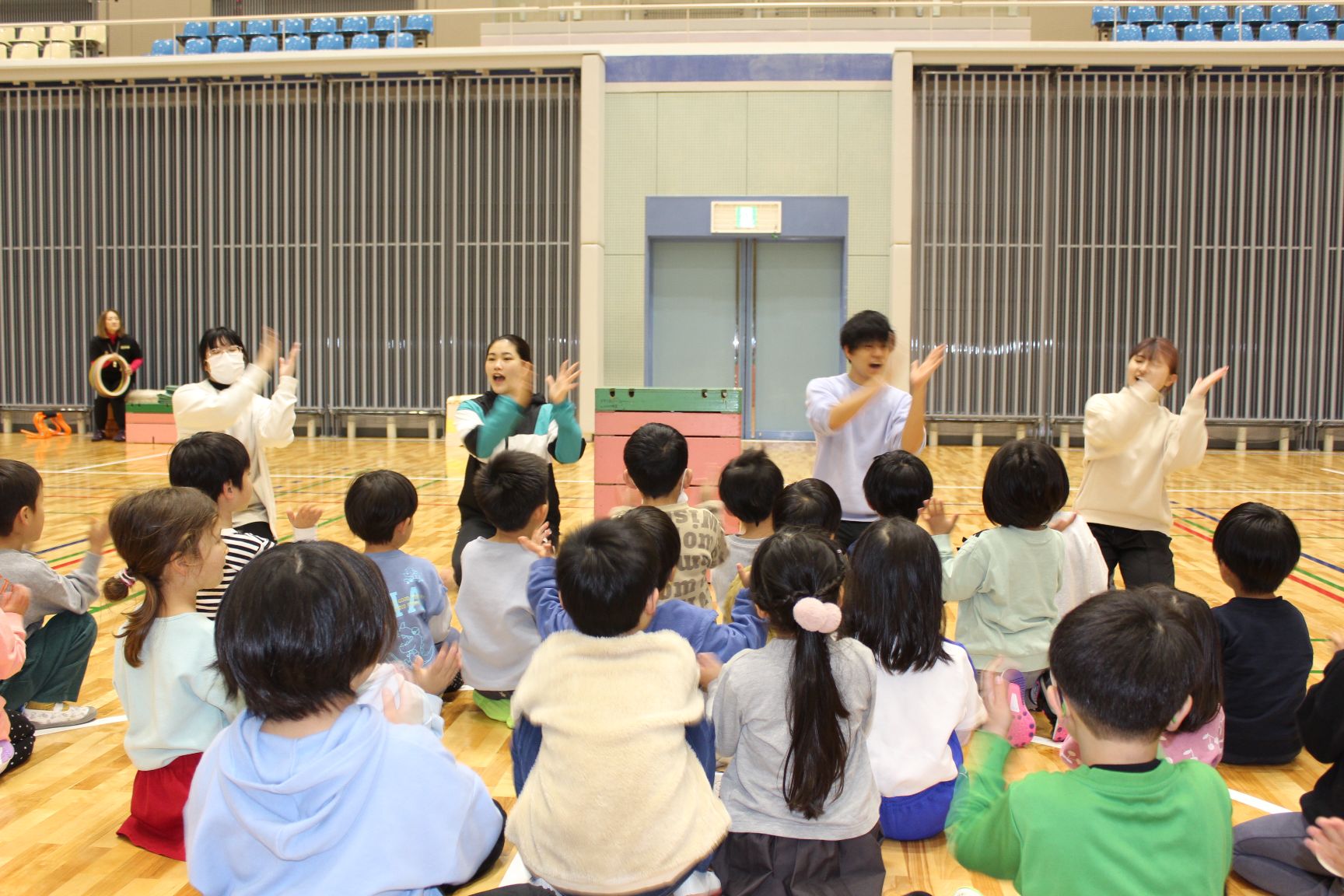 手遊び歌を楽しむ子どもたち