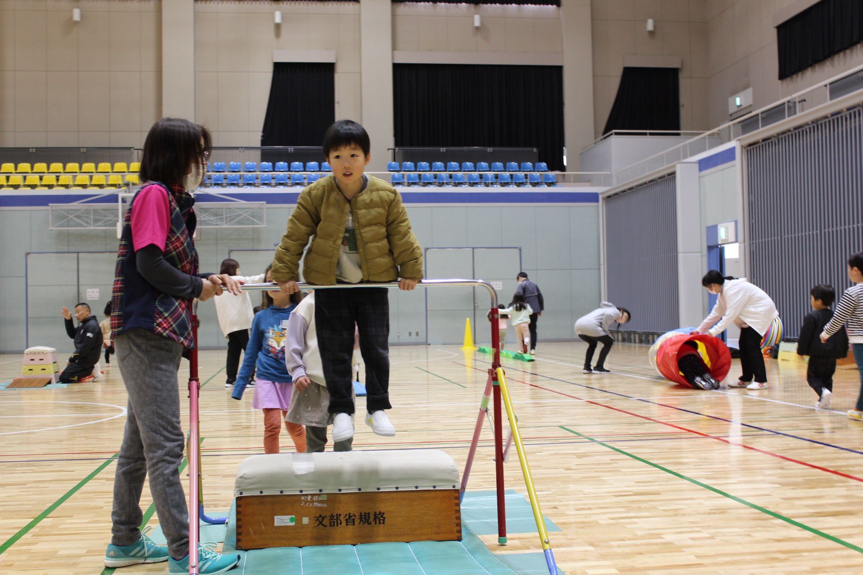 サーキット遊び 鉄棒ぶら下がり