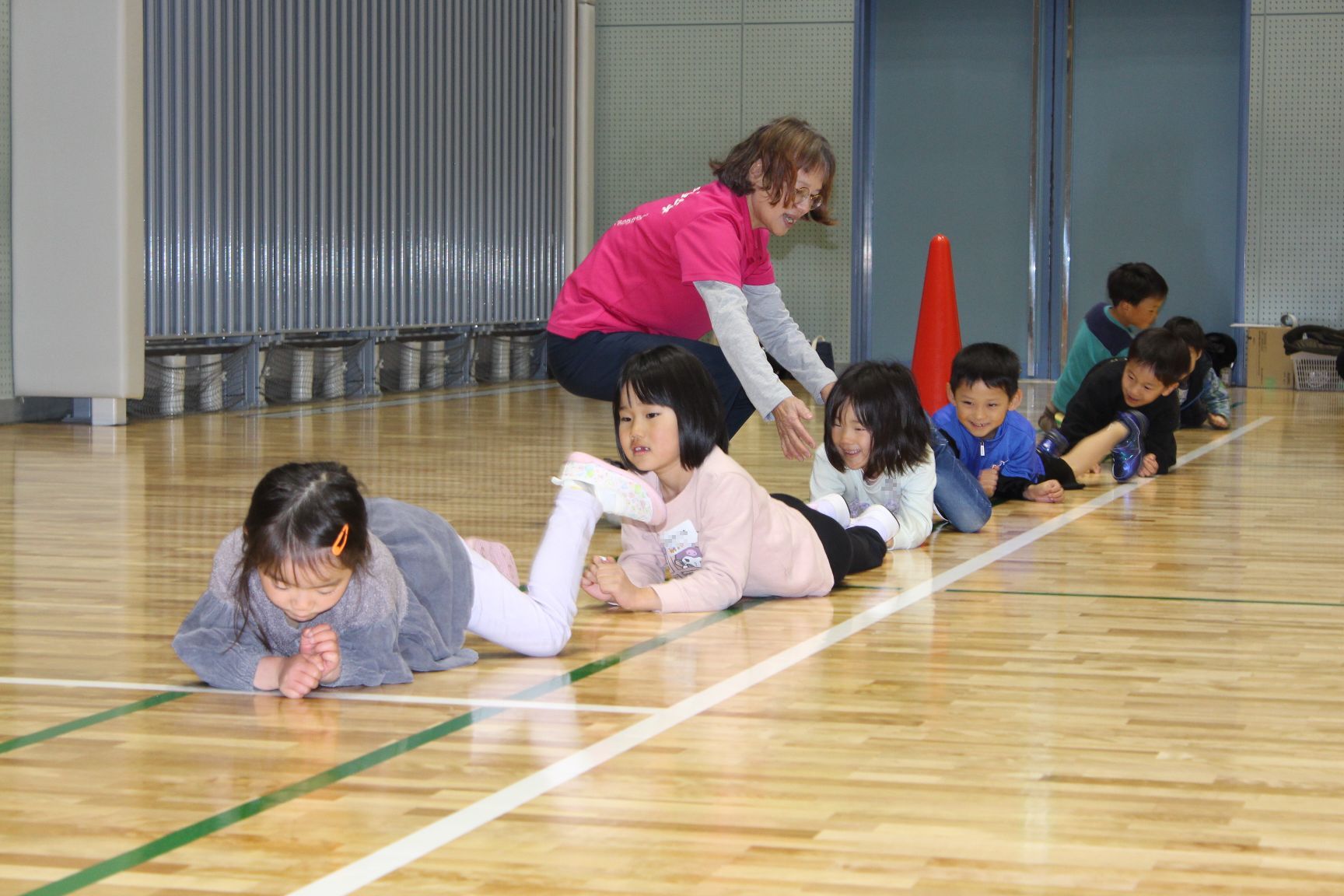 サーキット遊び（ほふく前進）