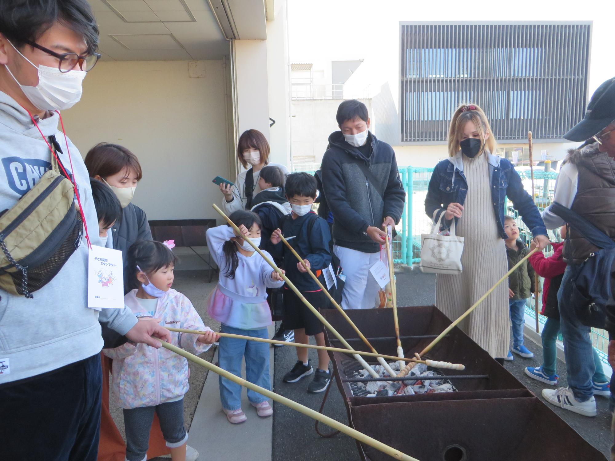 社協高瀬支所による竹パンづくり