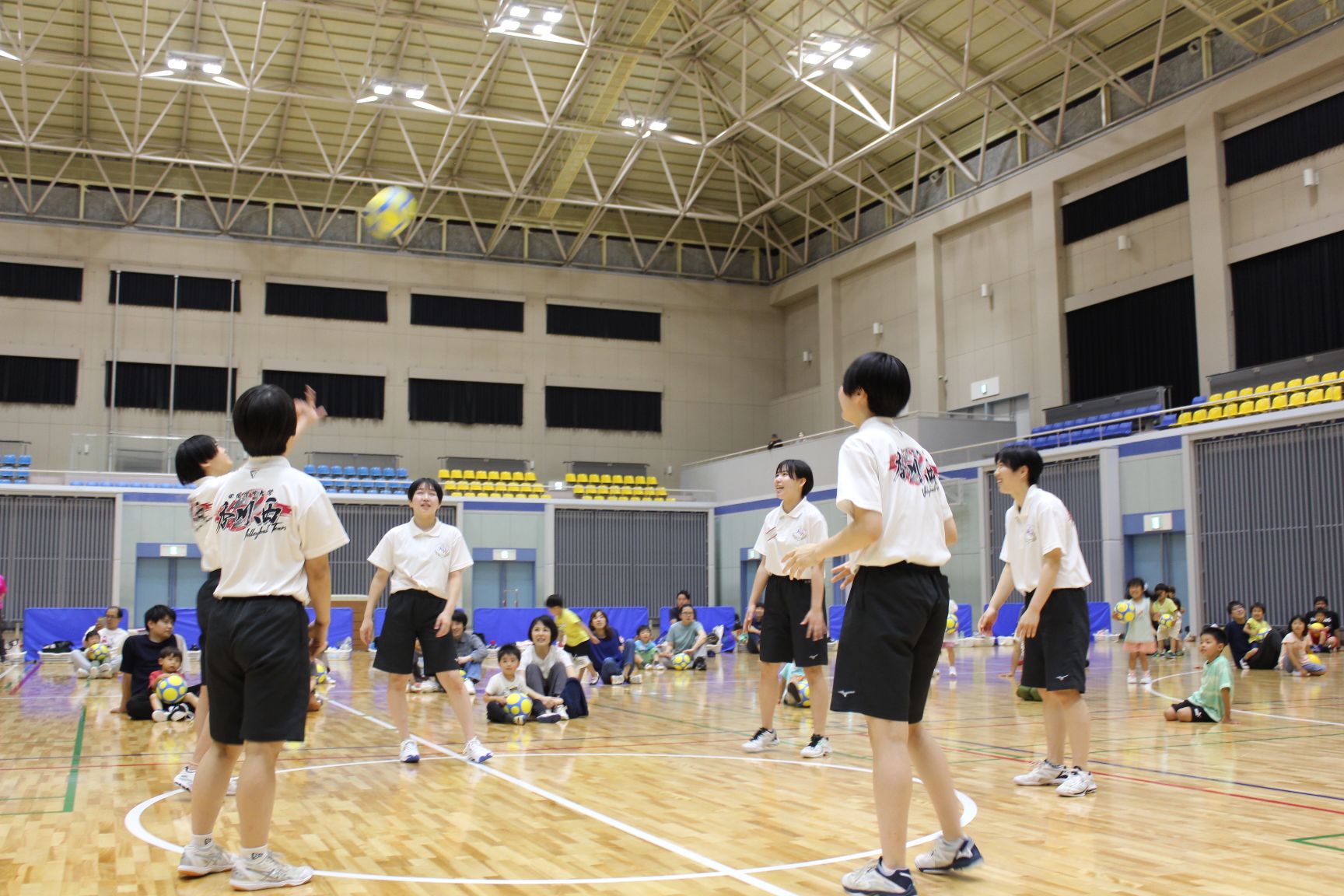四国学院大学香川西高等学校スマイルプロジェクト同好会によるバレーボールラリー