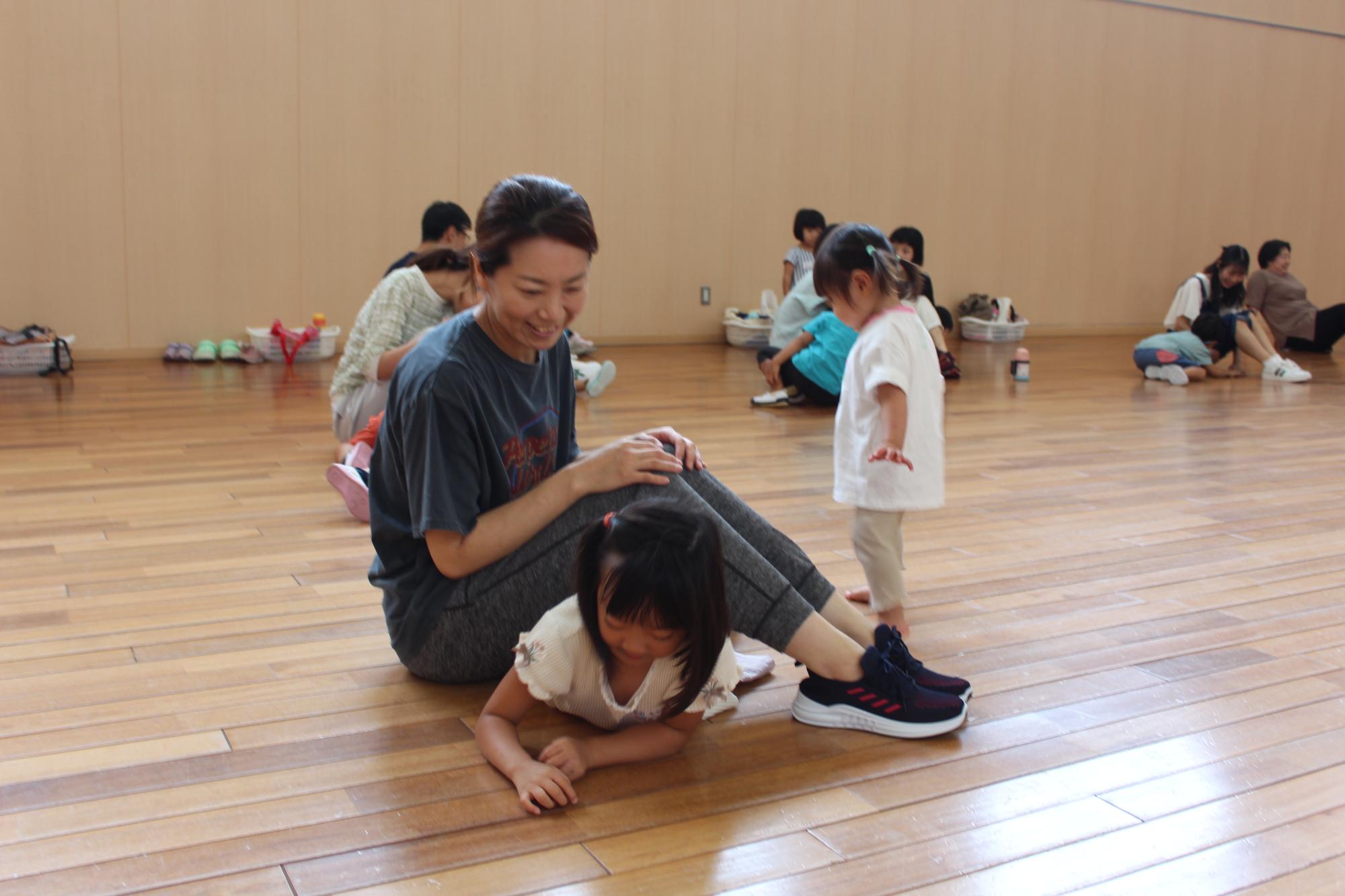 親子運動遊び3（ひざの下くぐり）