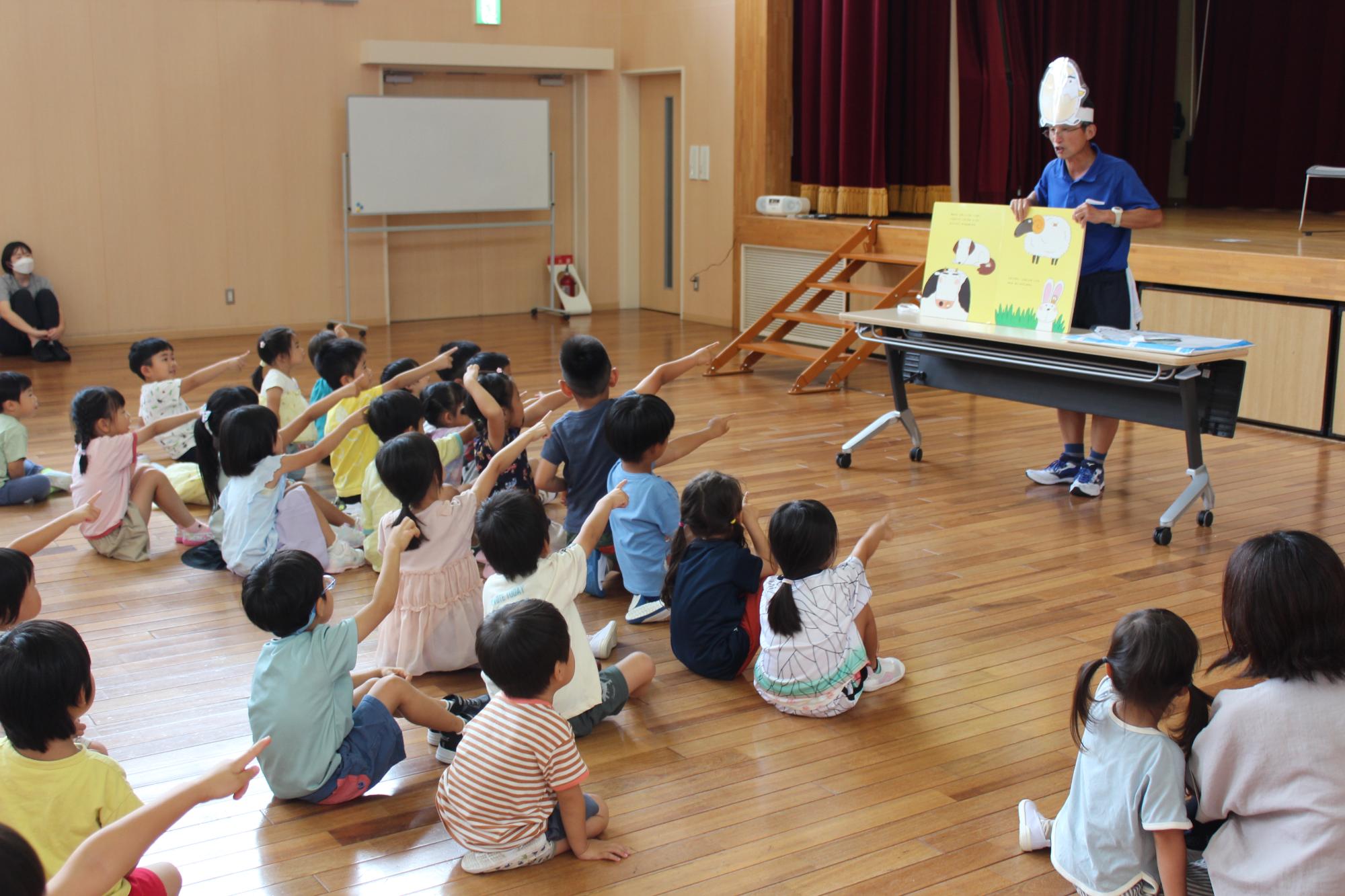 『たまごにいちゃん』読み聞かせのようす