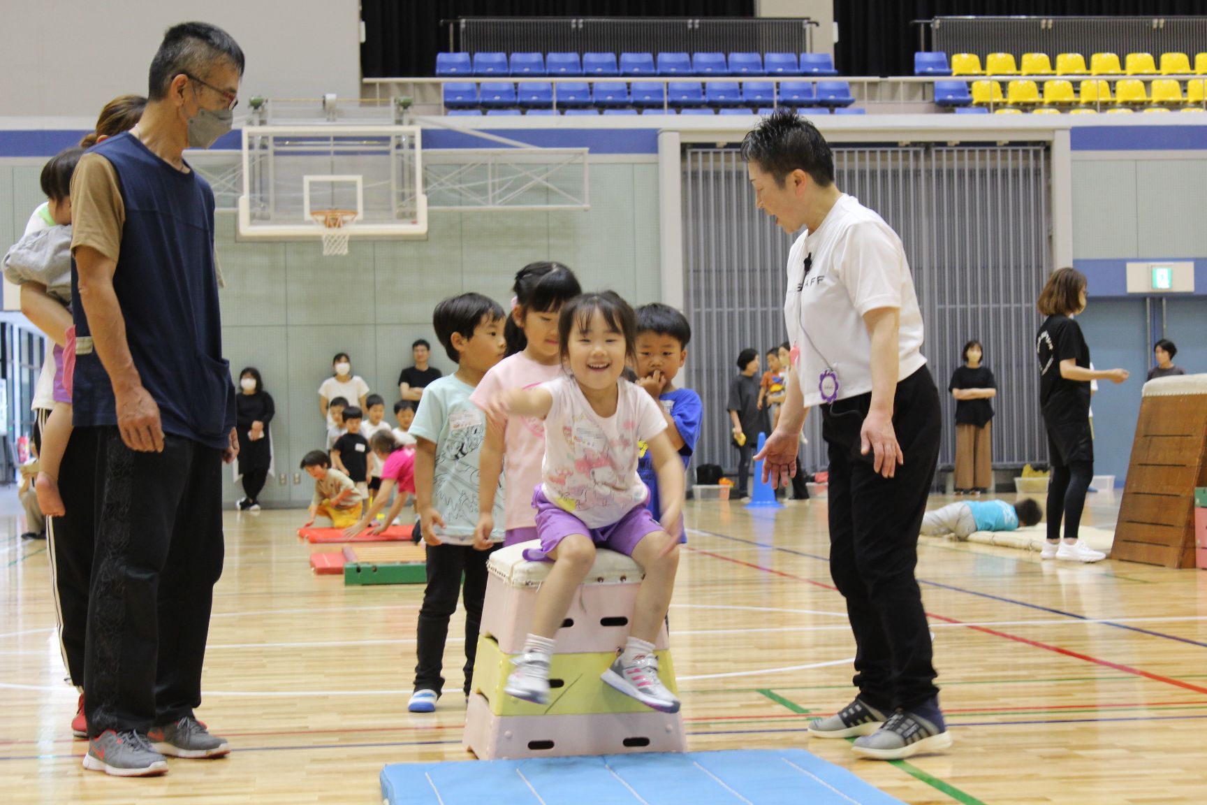 サーキット遊びで跳び箱をする幼児