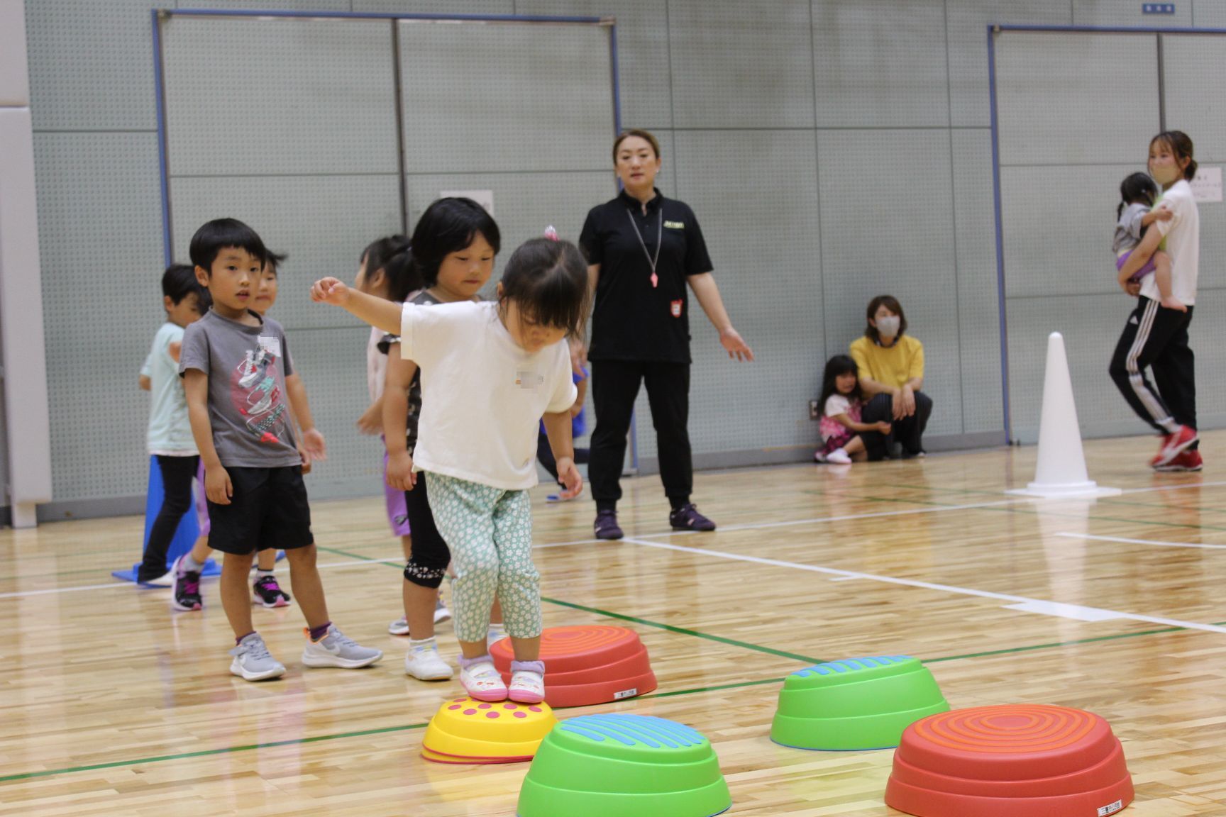 サーキット遊びをする幼児