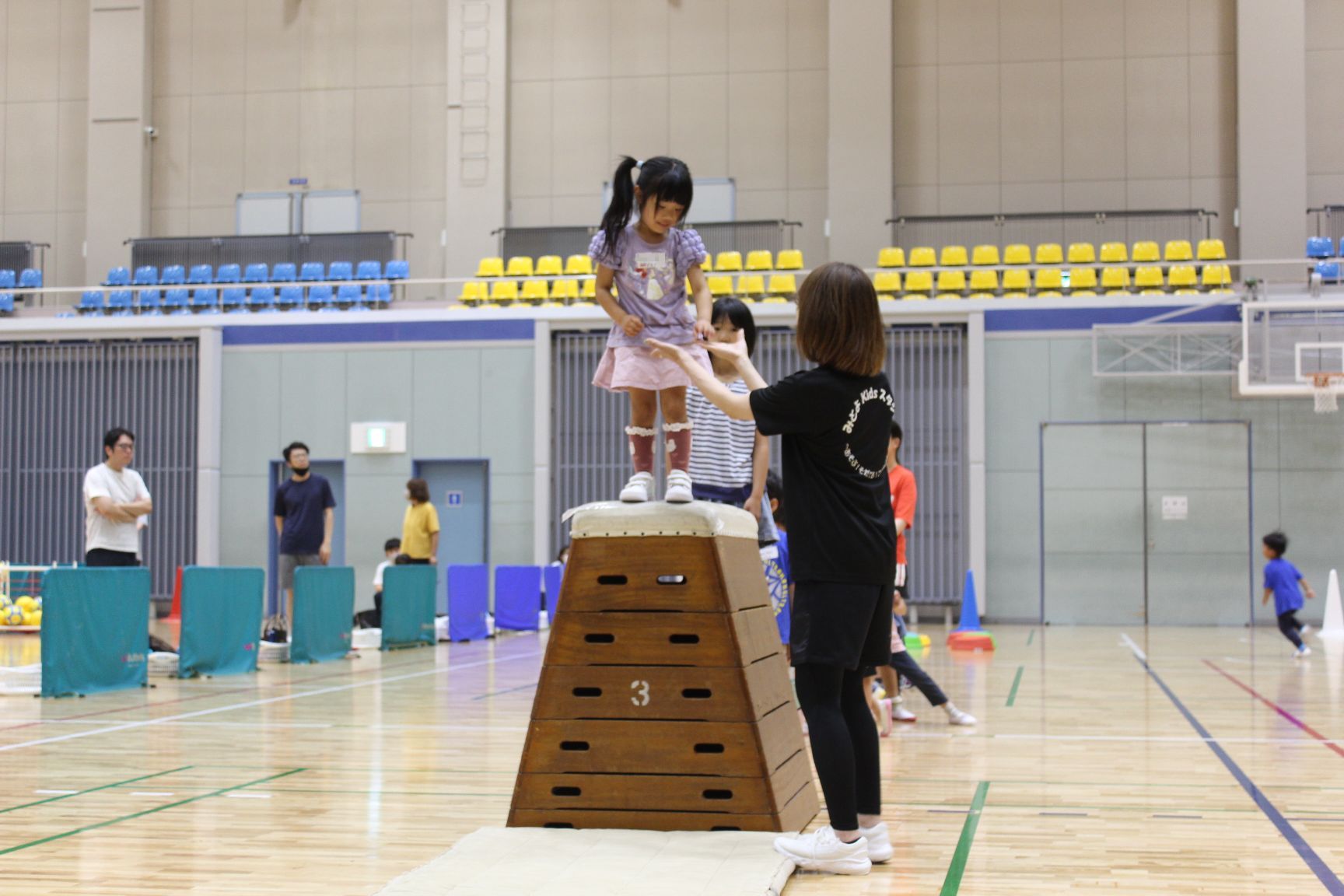 サーキット遊びで跳び箱をする幼児