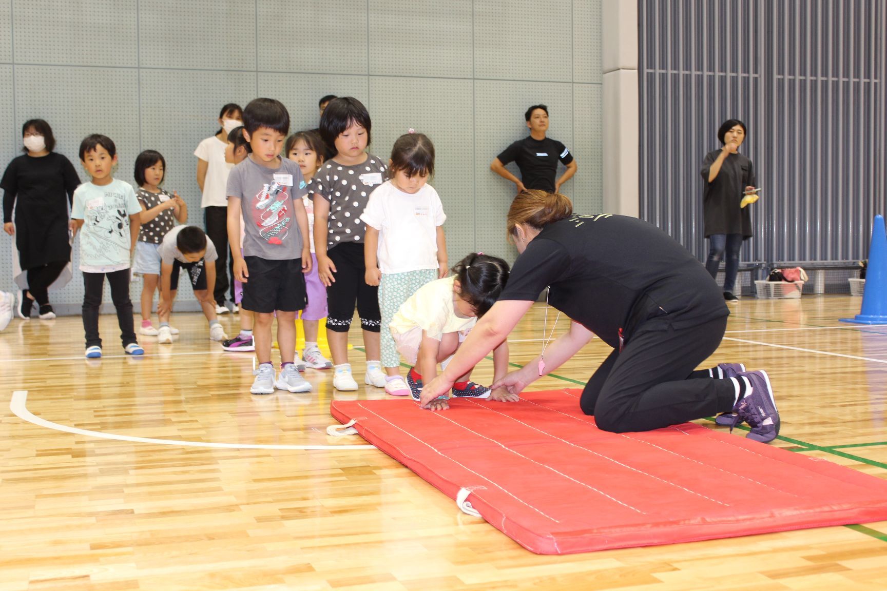 サーキット遊びでマット運動をする幼児