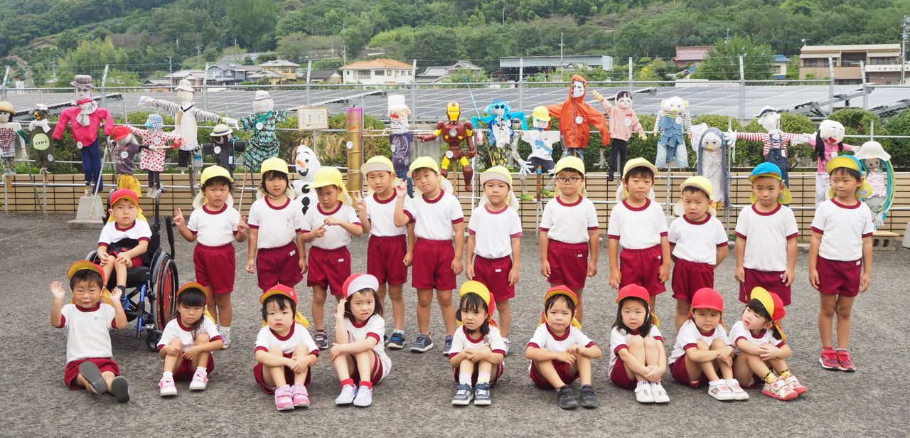 麻幼稚園の園児21名と案山子
