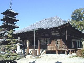 本山寺本堂の奥に五重の塔が映っている写真