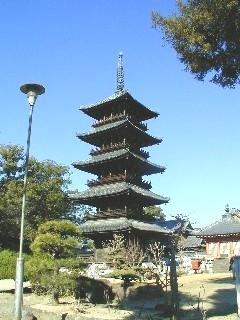 美しい庭園の中そびえ立つ本山寺五重塔の写真