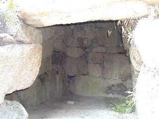 石壁で空洞になっている延命古墳（内部）の写真