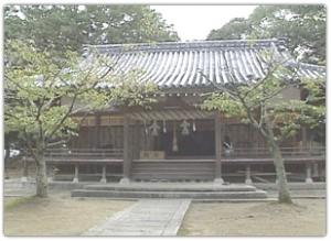 両側に木がある宇賀神社本殿を正面から撮った写真