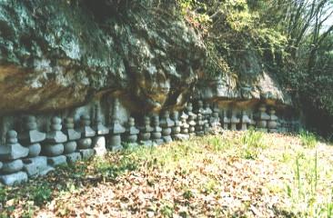 城塁の参道の側壁にたくさんの石塔が並んでいる写真