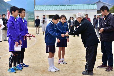 代表生徒4名が前に出て賞状を受け取っている写真