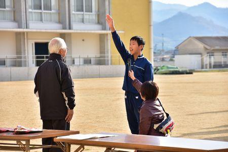 男子生徒が選手宣誓をしている写真