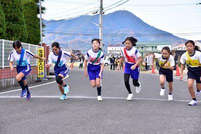 小学5年生の女の子6名が勢いよくスタートを切った写真