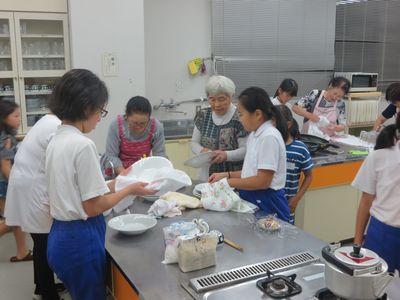 調理室で子供達が片付けを手伝っている写真