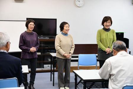 部屋の前方に左から小西さん、斉藤さん、田井さんが並んで立っている写真