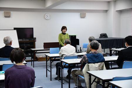 参加者が田井さんの話を聞いている様子を後方から写した写真
