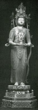 両手を腰の前で合わせるようにして立っている木造勢至菩薩立像の写真