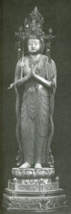合掌をして立っている木造観音菩薩立像の写真