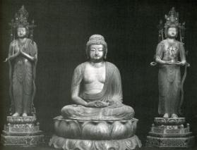 木造阿弥陀如来坐像を中心に横に2体の立像がある写真