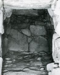 石で囲まれた中央が空洞になっている横穴式石室の写真