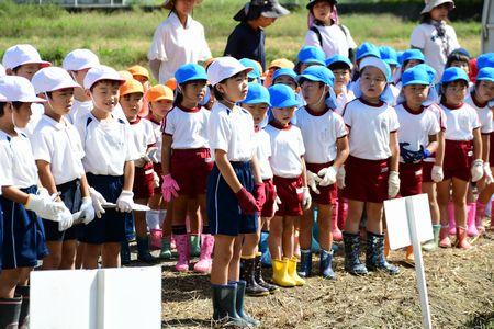 並んでいる児童、園児たちの前に出て挨拶をしている児童代表の子の写真