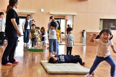 体育マットの上をゴロゴロと転がっている男の子の写真