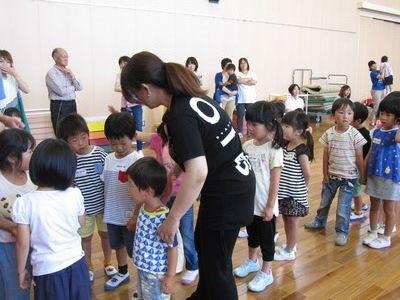 子供たちがペアを作って並んでいる写真