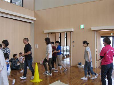 参加者達が左回りに歩いている写真