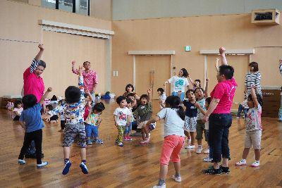 オー！と拳を上に突き上げて、スタッフの女性と子ども達が声を上げた瞬間の写真