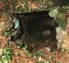 石で囲まれ中央が空洞になっている石室の写真
